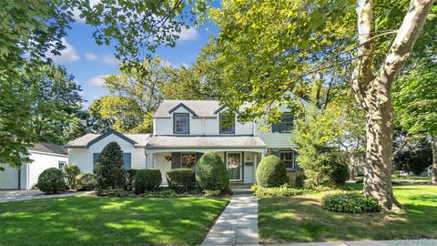 Photo of 35 Carlton Street, Malverne, NY 11565 (MLS # 910965)