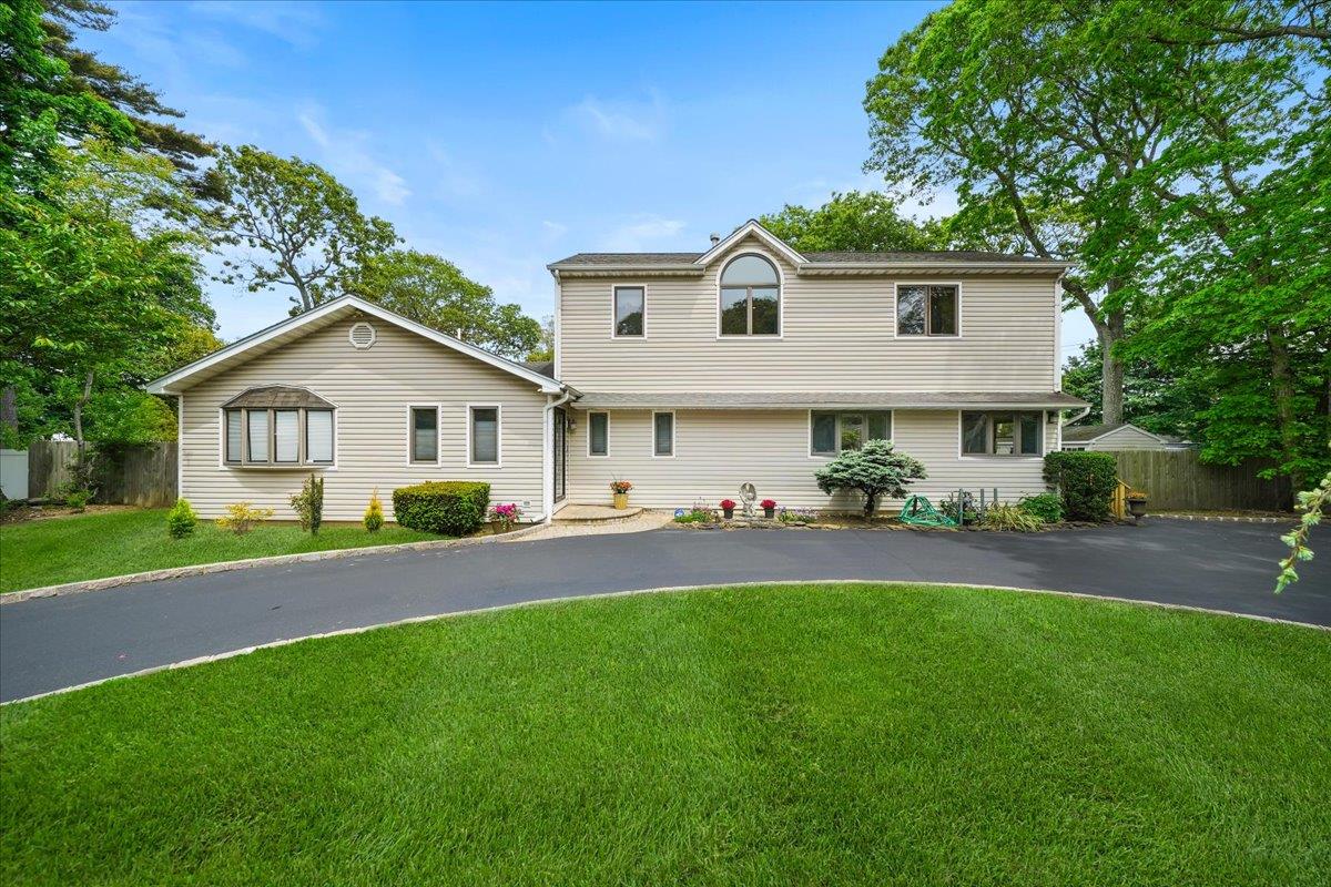 617 Smithtown Avenue, Bohemia, New York image 1