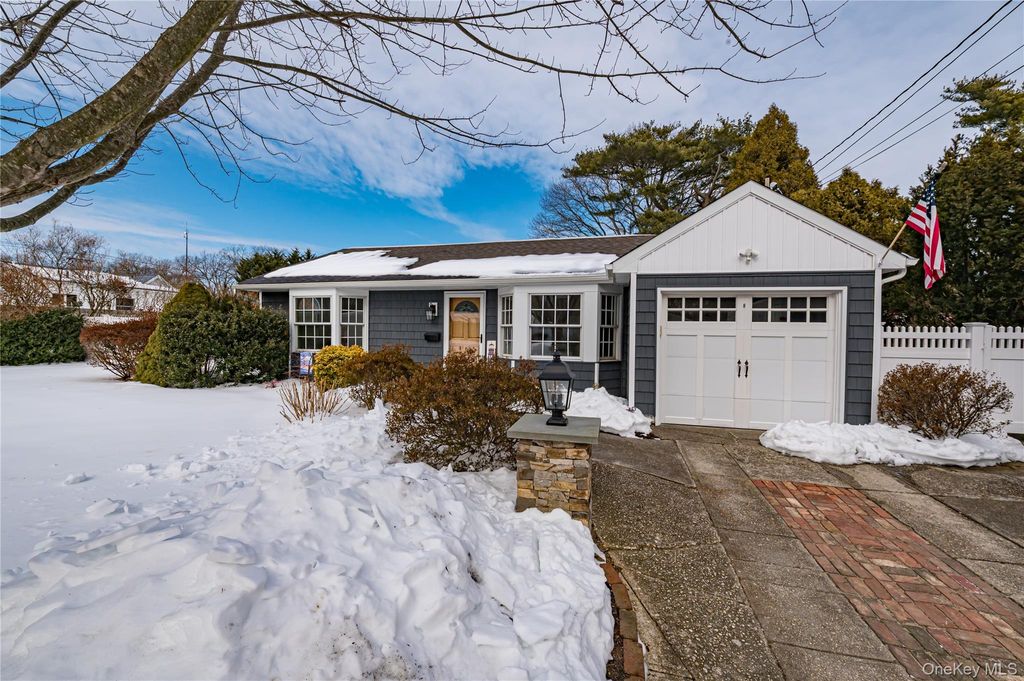 Photo of 5 Breslau Street, Bay Shore, NY 11706 (MLS # 960294)