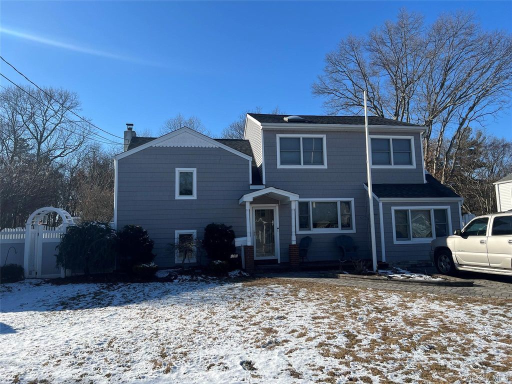 Photo of 132 Gladstone Avenue, West Islip, NY 11795 (MLS # 953854)