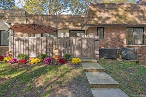 Photo of 312 Clubhouse Court, Coram, NY 11727 (MLS # 926658) Photo of 312 Clubhouse Court, Coram, NY 11727 (MLS # 926658)