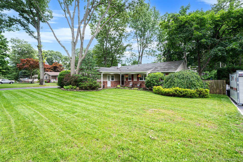 Photo of 44 Winslow Lane, Smithtown, NY 11787 (MLS # 1024943)
