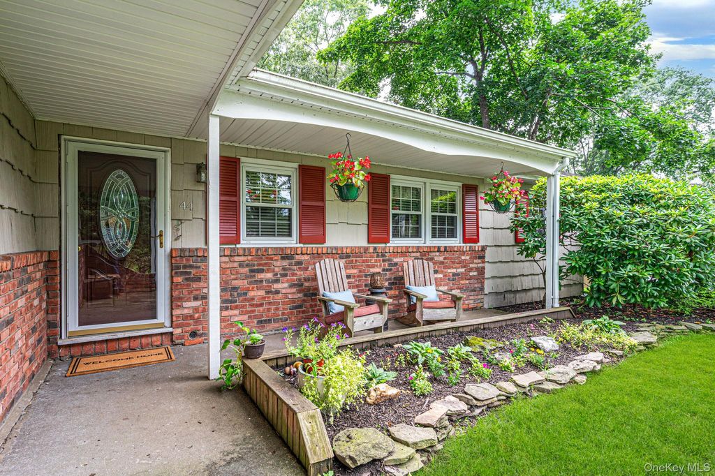 Photo of 44 Winslow Lane, Smithtown, NY 11787 (MLS # 1024943)
