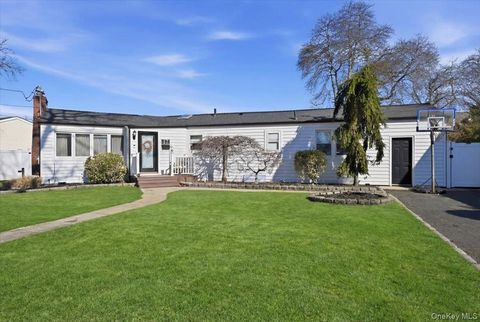 17 Hawthorne Street Massapequa NY 11758