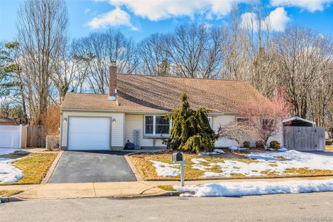 Photo of 193 Glen Summer Road, Holbrook, NY 11741 (MLS # 967527)