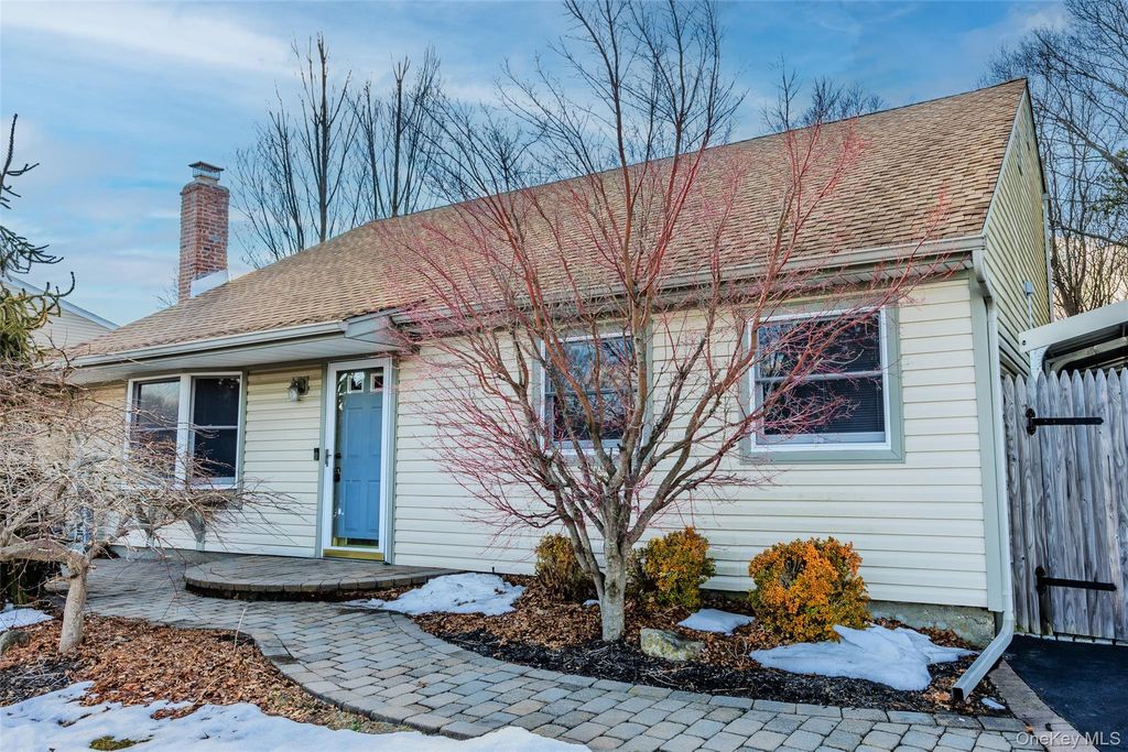 Photo of 193 Glen Summer Road, Holbrook, NY 11741 (MLS # 967527)