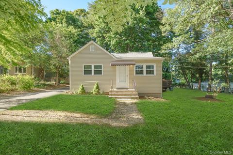 Homes For Sale - 7 Laurelton Avenue<br/> Selden, NY 11784