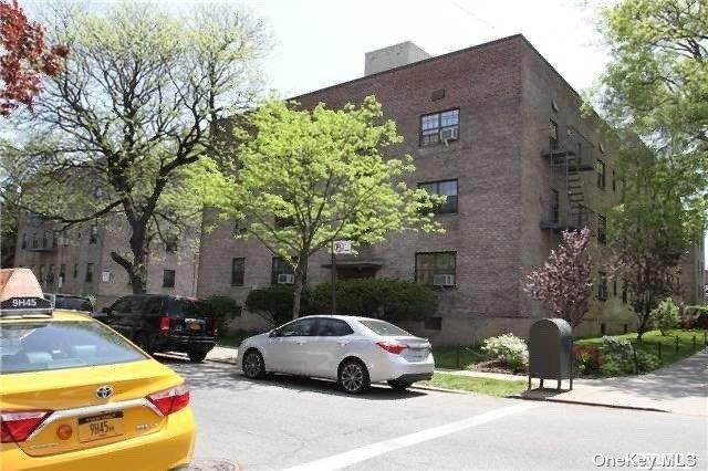 Rental Property at 78th Road 1R, Kew Garden Hills, Queens, NY - Bedrooms: 1 
Bathrooms: 1 
Rooms: 4  - $2,100 MO.