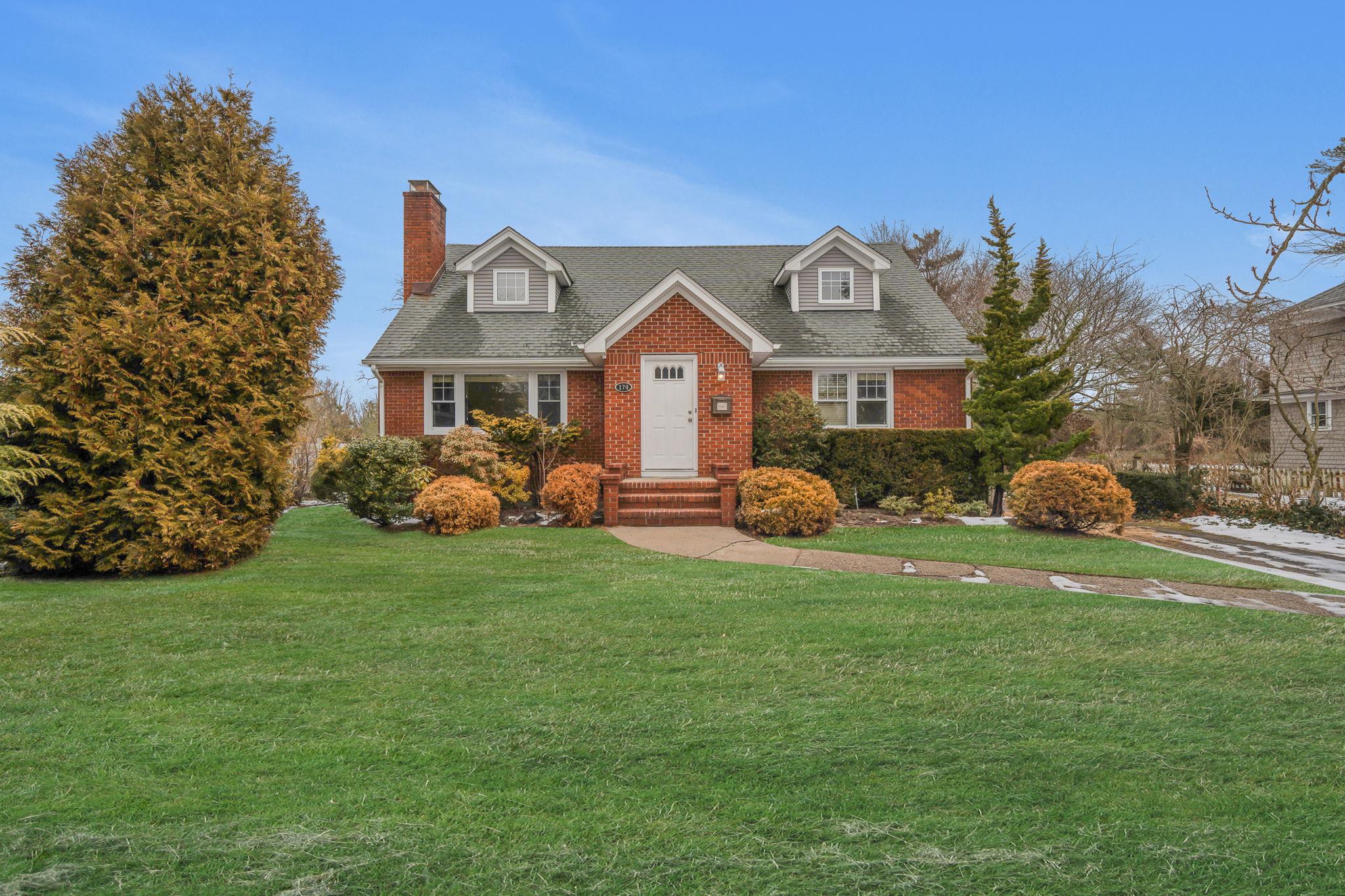 174 S Windsor Avenue, Brightwaters, New York image 2