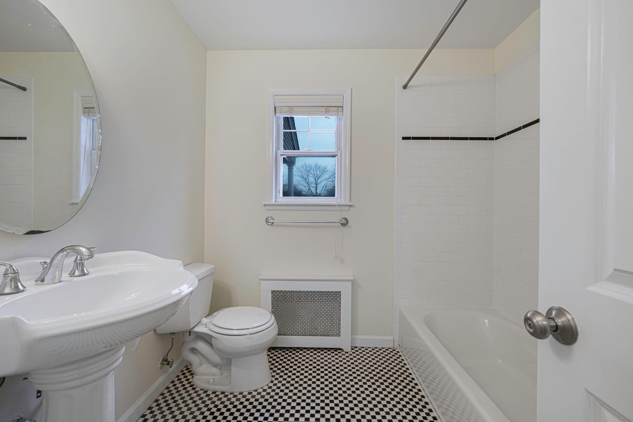 174 S Windsor Avenue, Brightwaters, New York image 16