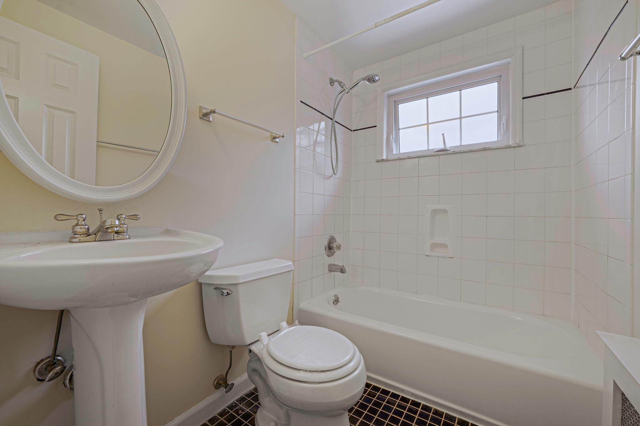 174 S Windsor Avenue, Brightwaters, New York image 29