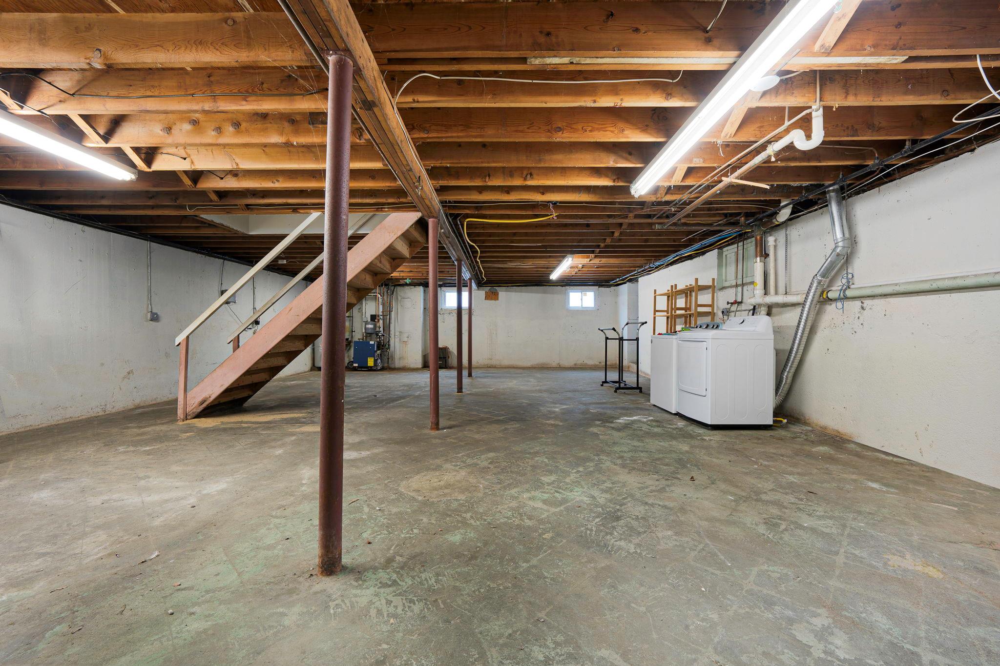 174 S Windsor Avenue, Brightwaters, New York image 30