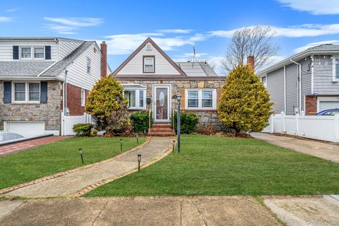 Homes For Sale - 12 Edna Court<br/> Valley Stream, NY 11580