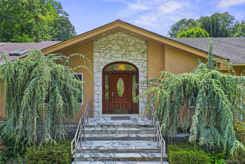 Photo of 22 Penn Drive, Dix Hills, NY 11746 (MLS # 1039503)