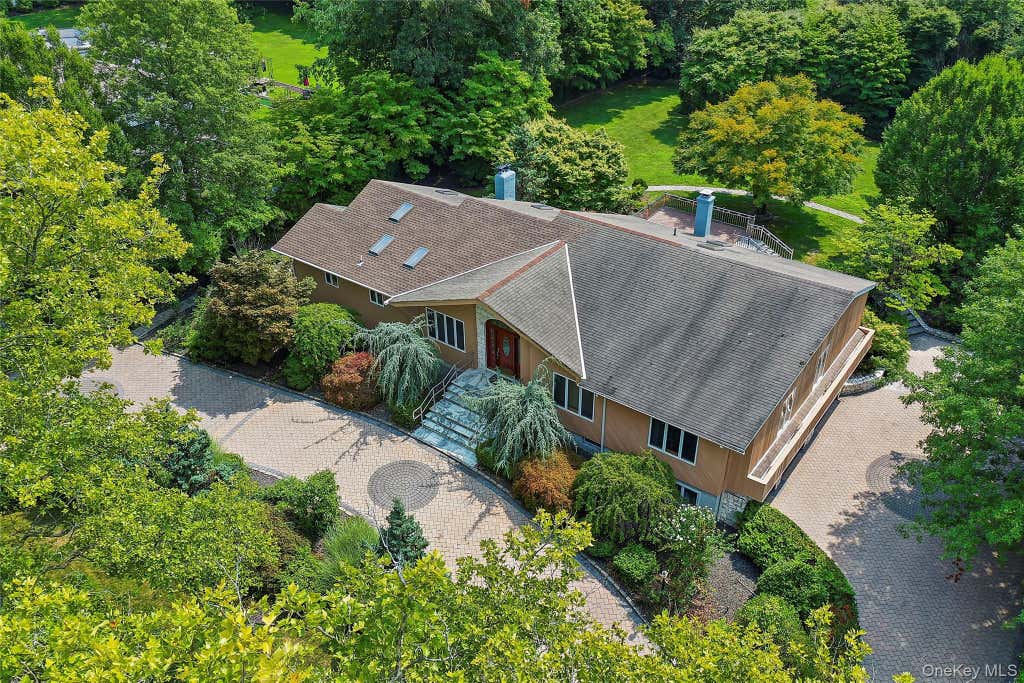 Photo of 22 Penn Drive, Dix Hills, NY 11746 (MLS # 1039503)