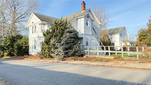 Photo of 982 Roanoke Avenue, Riverhead, NY 11901 (MLS # 943001)
