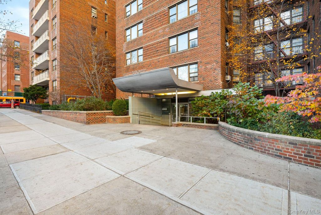 Photo of 3130 Grand Concourse #2J, Bronx, NY 10458 (MLS # 961835)