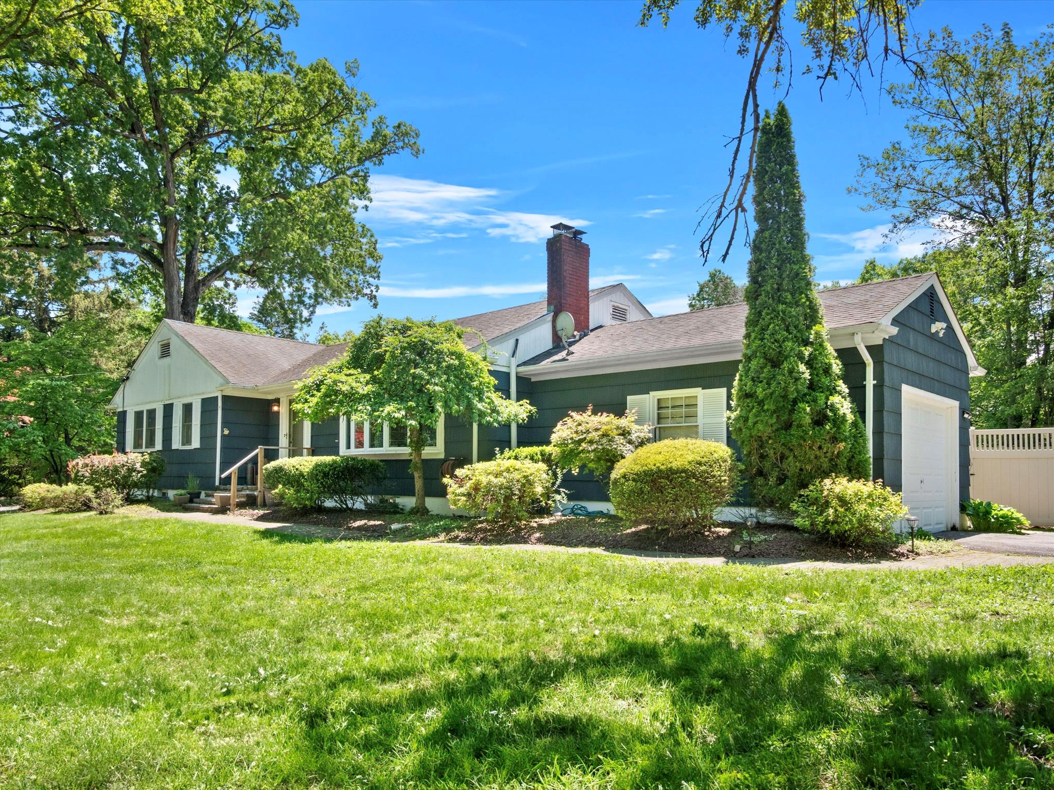 39 Woodbine Road, New City, New York image 2