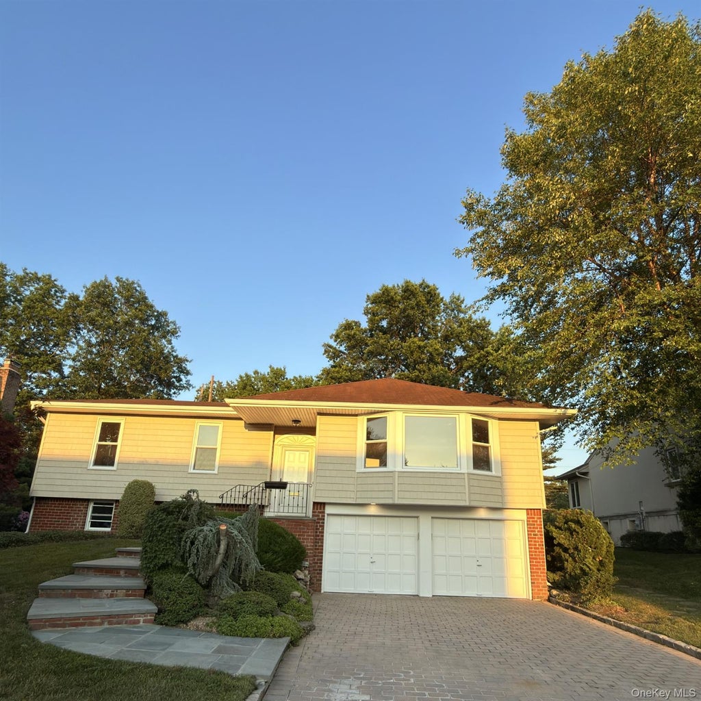 Photo of 19 Carriage Road, Roslyn, NY 11576 (MLS # 1015154)