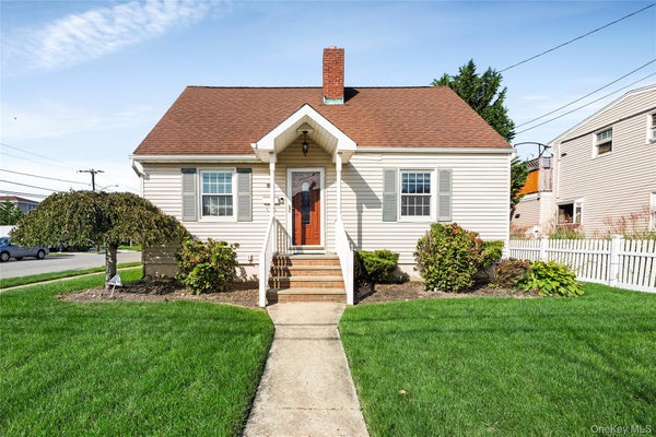 200 FOREST AVE, MASSAPEQUA, NY 11758 - Image 69a7835efdfd64cc7413d85362552239/2263979337