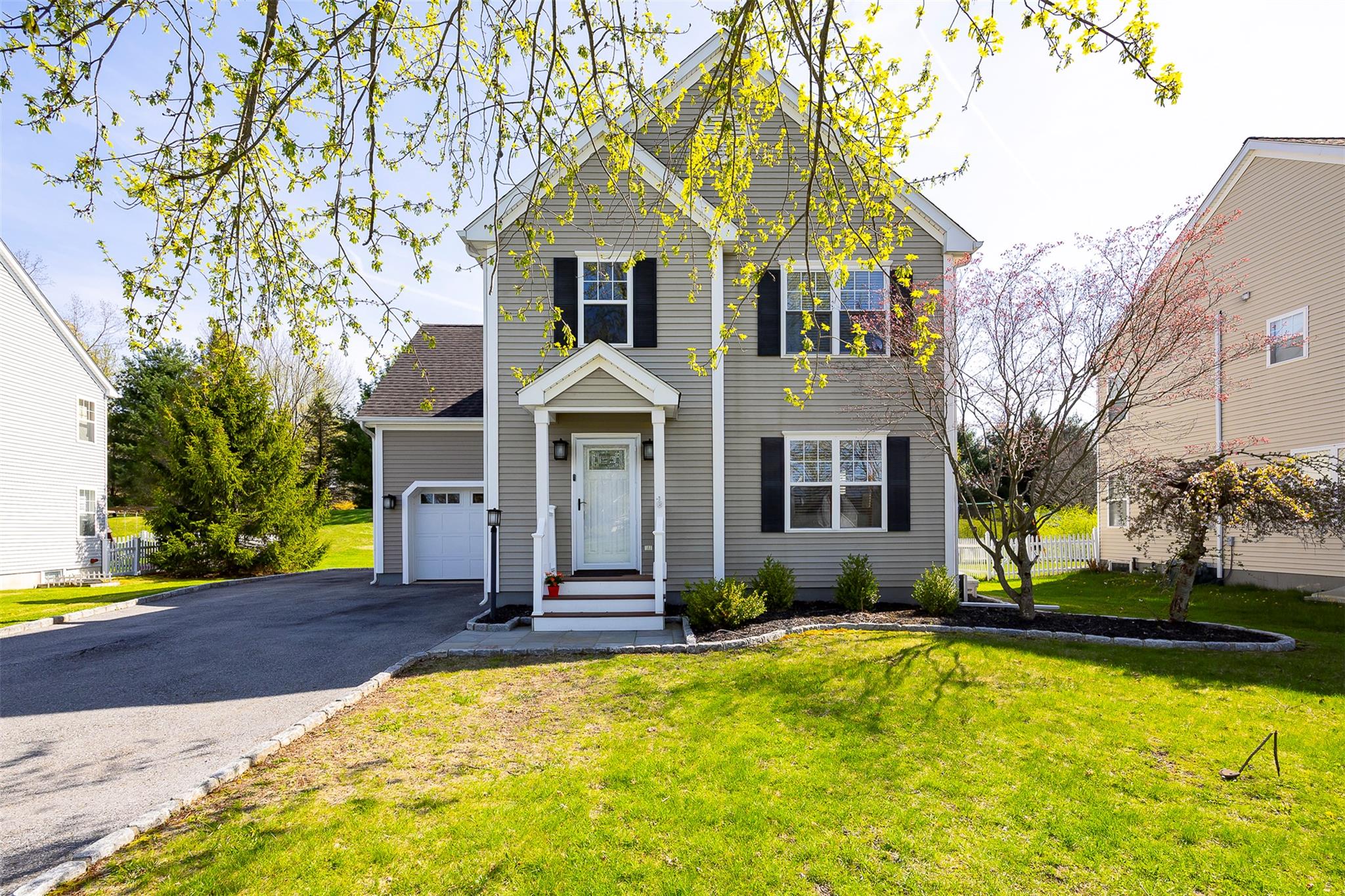 Bush Creek Lane, Poughquag, New York - 4 Bedrooms  
4 Bathrooms  
10 Rooms - 