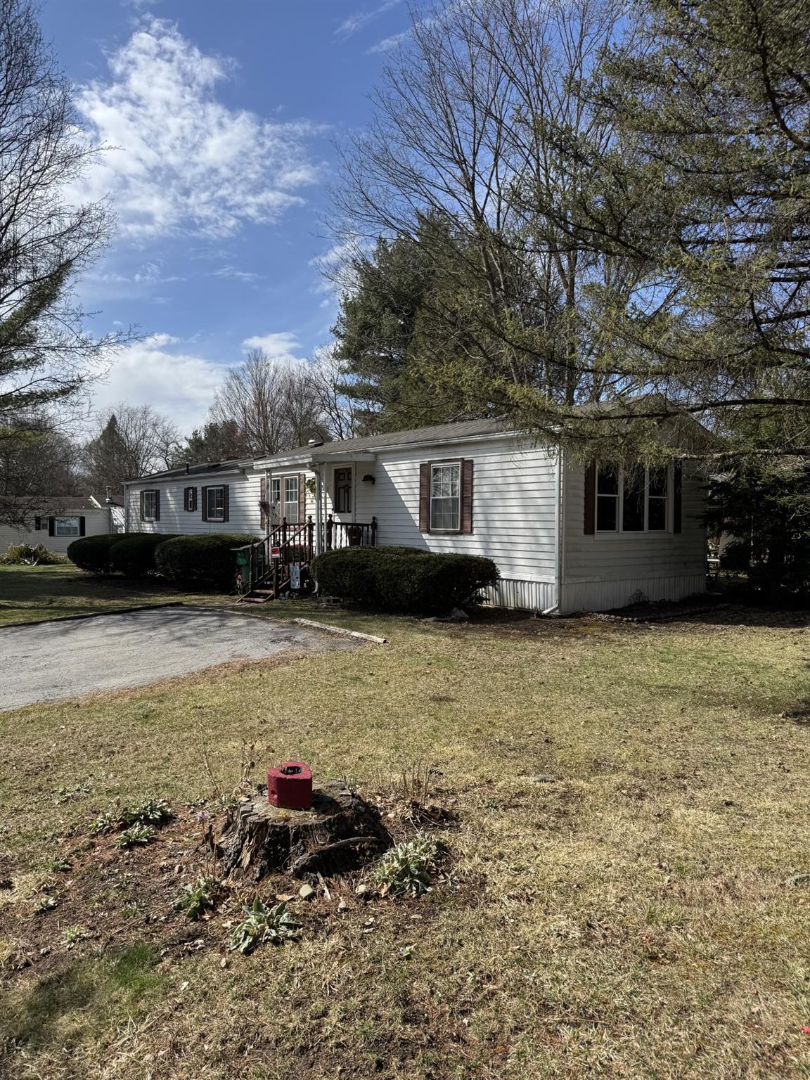 Elm Lane, Pleasant Valley, New York - 2 Bedrooms  
1 Bathrooms  
6 Rooms - 