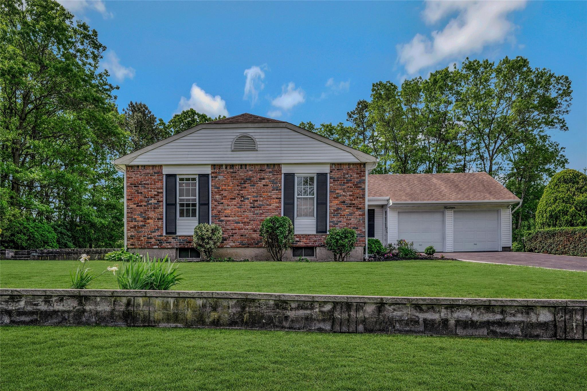 14 Home Drive, Medford, New York image 4