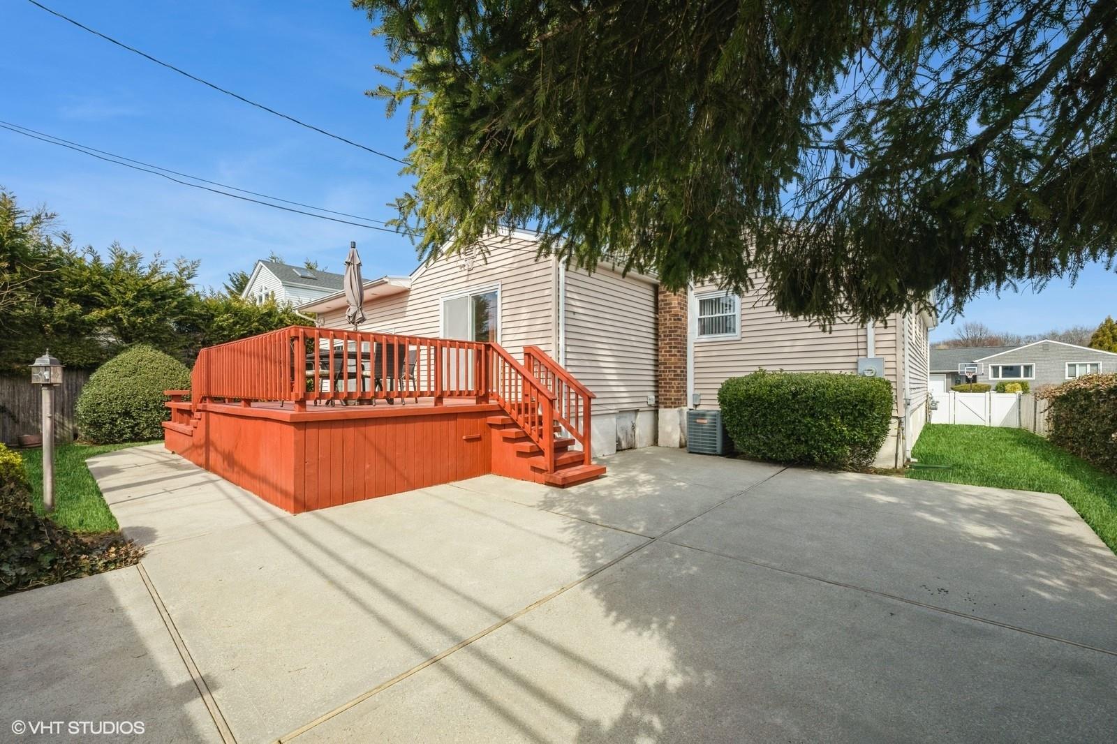 1352 Milanna Lane, Wantagh, New York image 32