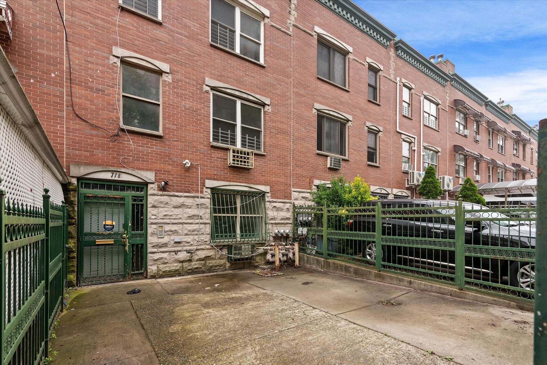 Garden Street, Bronx, New York - 3 Bedrooms  
4 Bathrooms - 