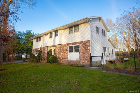 Photo of 94 Kings Drive, Riverhead, NY 11901 (MLS # 941812)