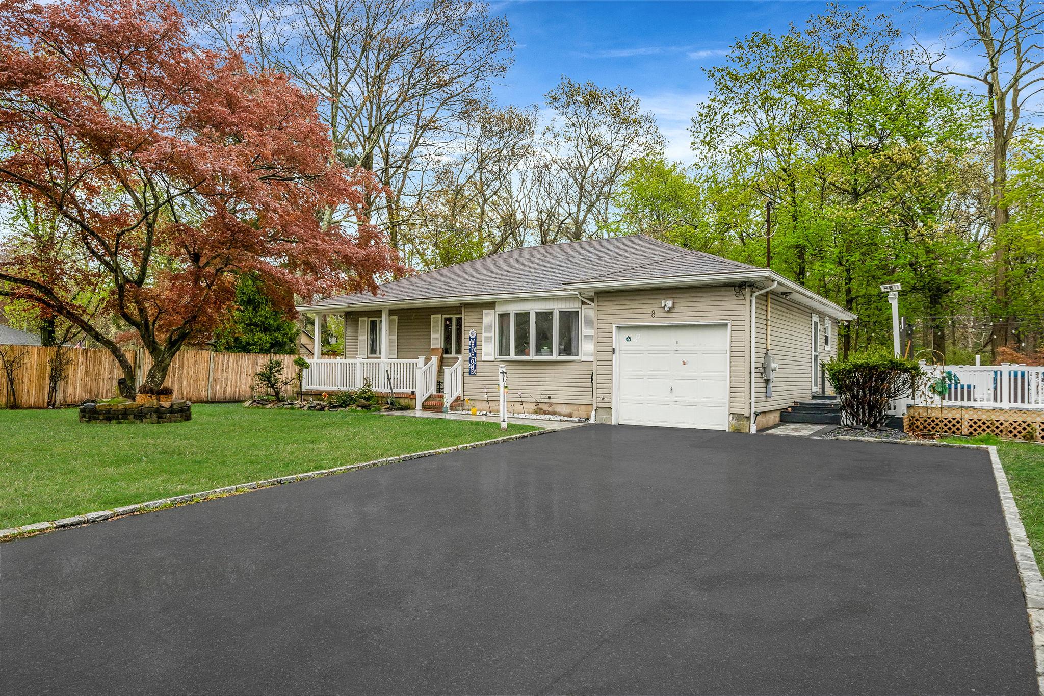 8 Landsberger Street, Yaphank, New York image 1