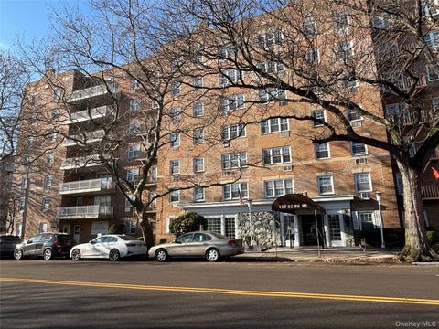 Photo of 149-30 88 Street #6N, Howard Beach, NY 11414 (MLS # 952113)
