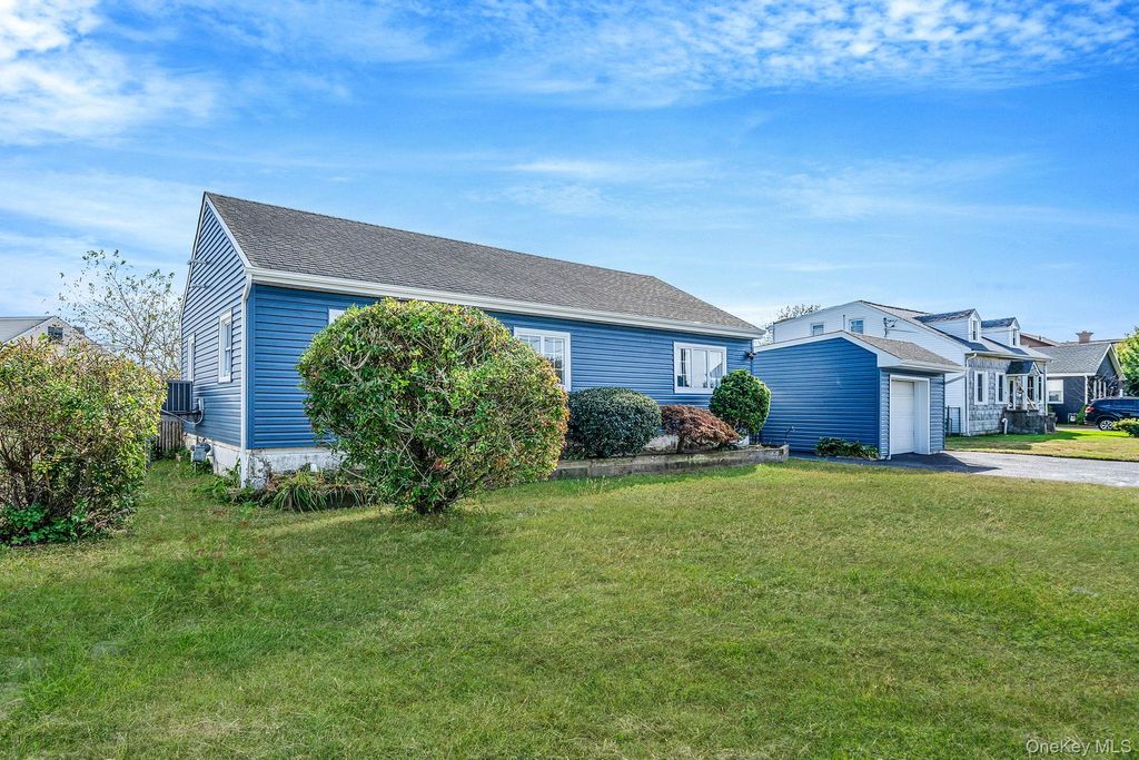 Photo of 33 E. Seacrest Avenue, Lindenhurst, NY 11757 (MLS # 921759)