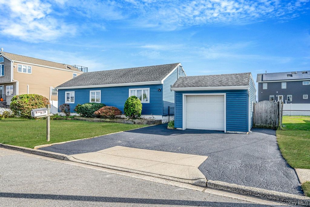 Photo of 33 E. Seacrest Avenue, Lindenhurst, NY 11757 (MLS # 921759)