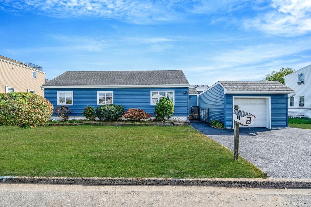 Photo of 33 E. Seacrest Avenue, Lindenhurst, NY 11757 (MLS # 921759)