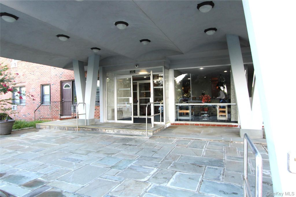 Photo of 1841 Central Park Avenue #7L, Yonkers, NY 10710 (MLS # 942645)