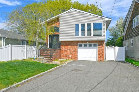 Homes For Rent - 76 E 12th Street<br/> Huntington Station, NY 11746