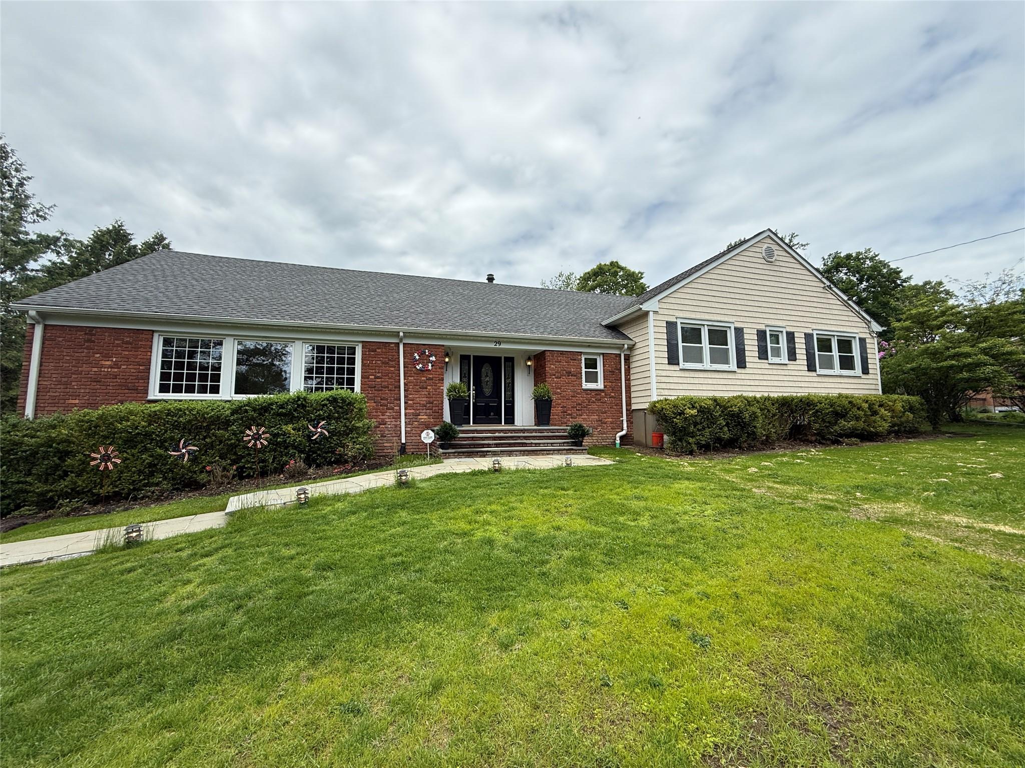 Eastview Drive, Valhalla, New York - 5 Bedrooms  
6 Bathrooms  
10 Rooms - 