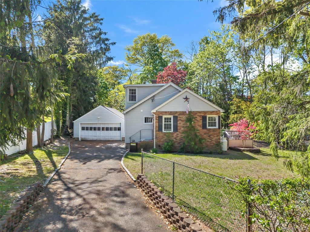 Photo of 5 Windsor Lane, East Northport, NY 11731 (MLS # 1000517)