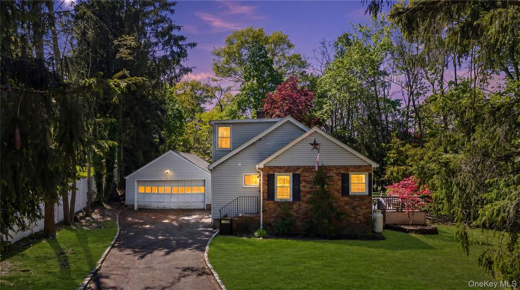 Photo of 5 Windsor Lane, East Northport, NY 11731 (MLS # 1000517)
