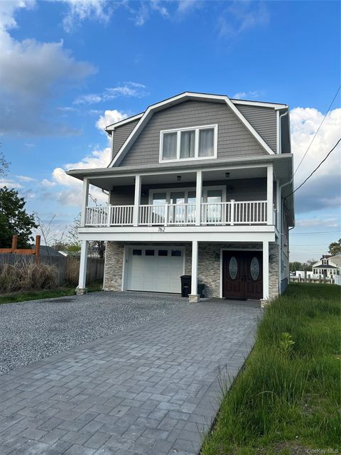 Homes For Rent - 762 Pecan Street<br/> Lindenhurst, NY 11757