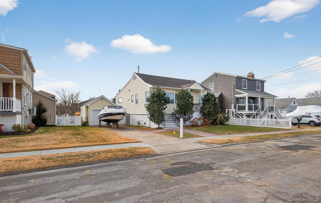 Photo of 20 Albert Road, Amity Harbor, NY 11701 (MLS # 957114)