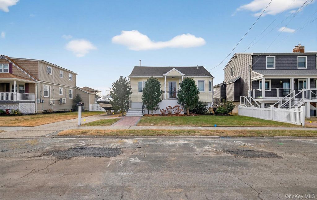 Photo of 20 Albert Road, Amity Harbor, NY 11701 (MLS # 957114)