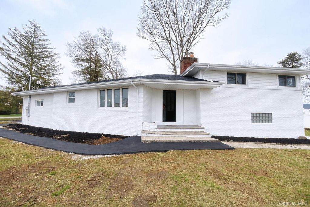 Photo of 40 Arbour Street, West Islip, NY 11795 (MLS # 980507)