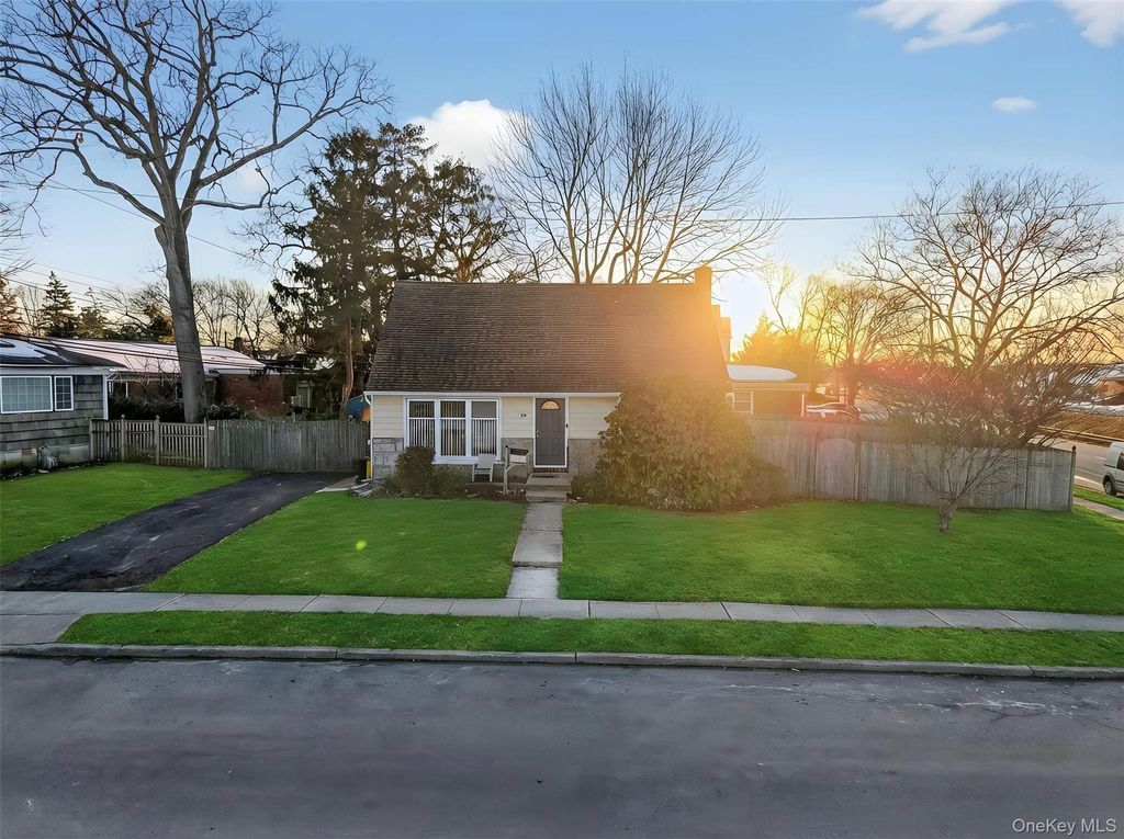 Photo of 59 Holly Road, Hewlett, NY 11557 (MLS # 962232)