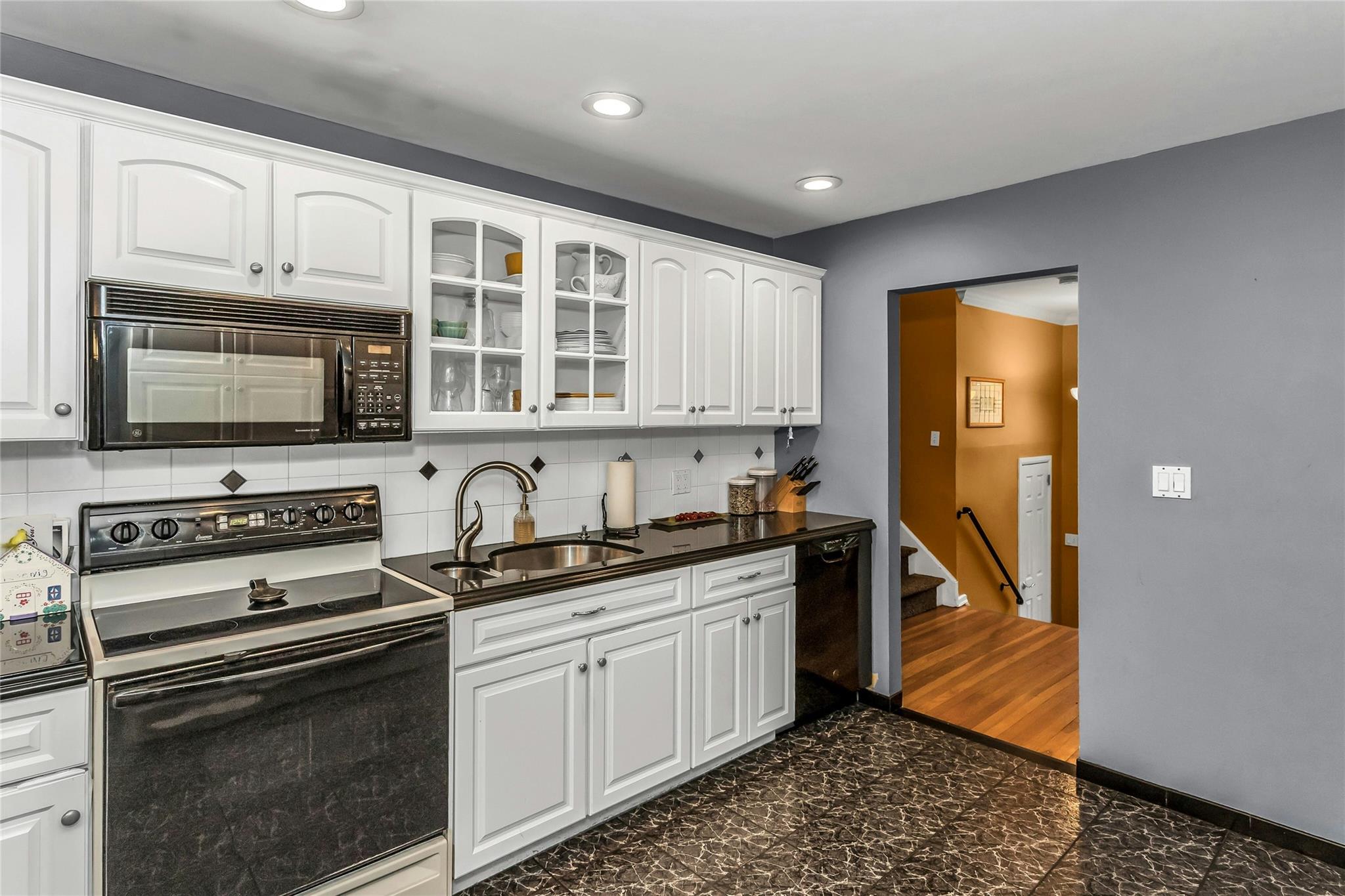 31 Elmwood Court, Plainview, New York image 7