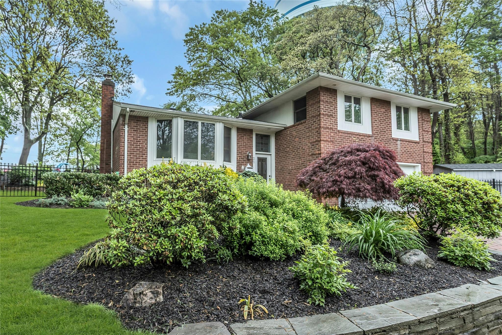 31 Elmwood Court, Plainview, New York image 3