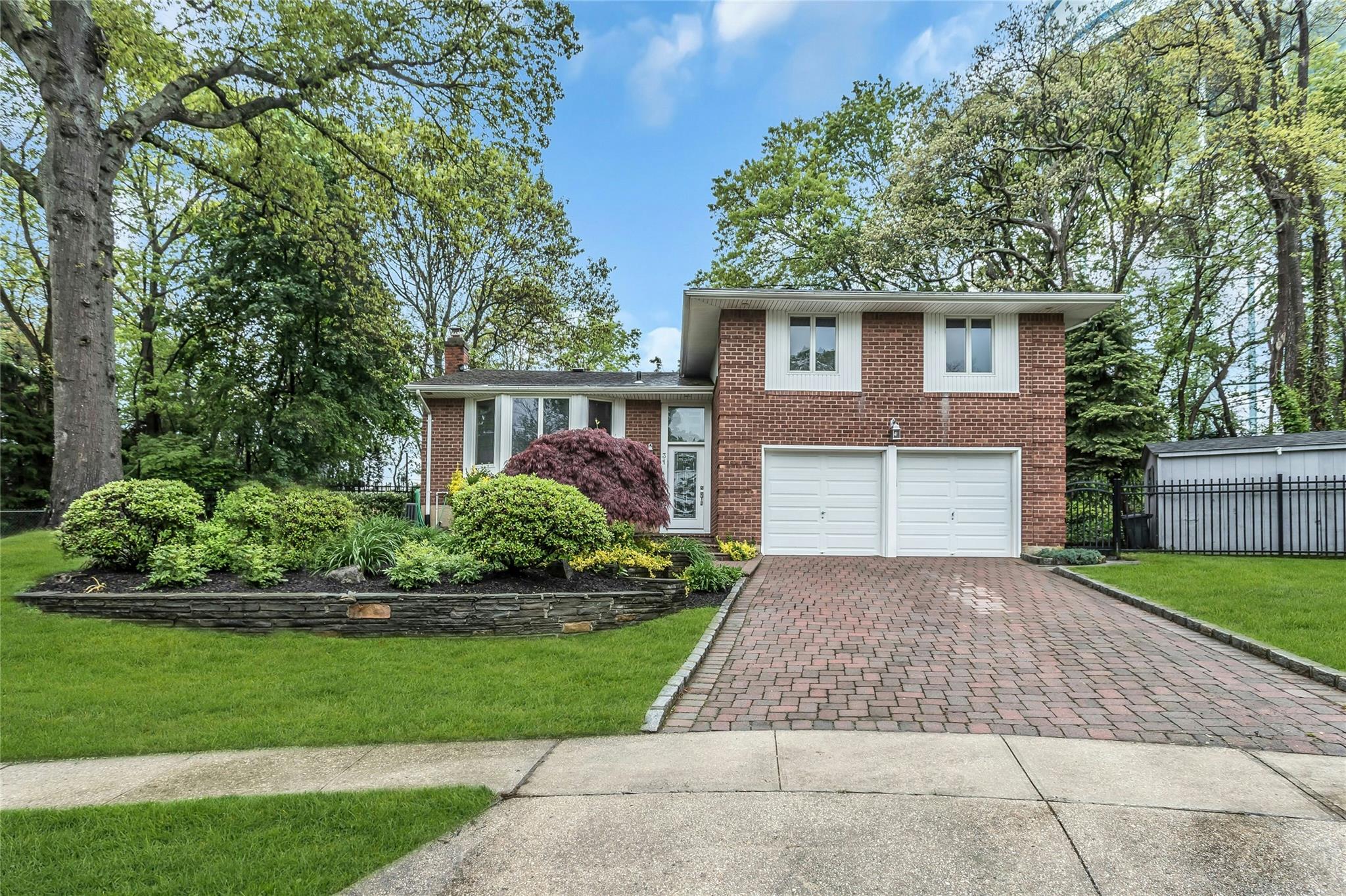 31 Elmwood Court, Plainview, New York image 1