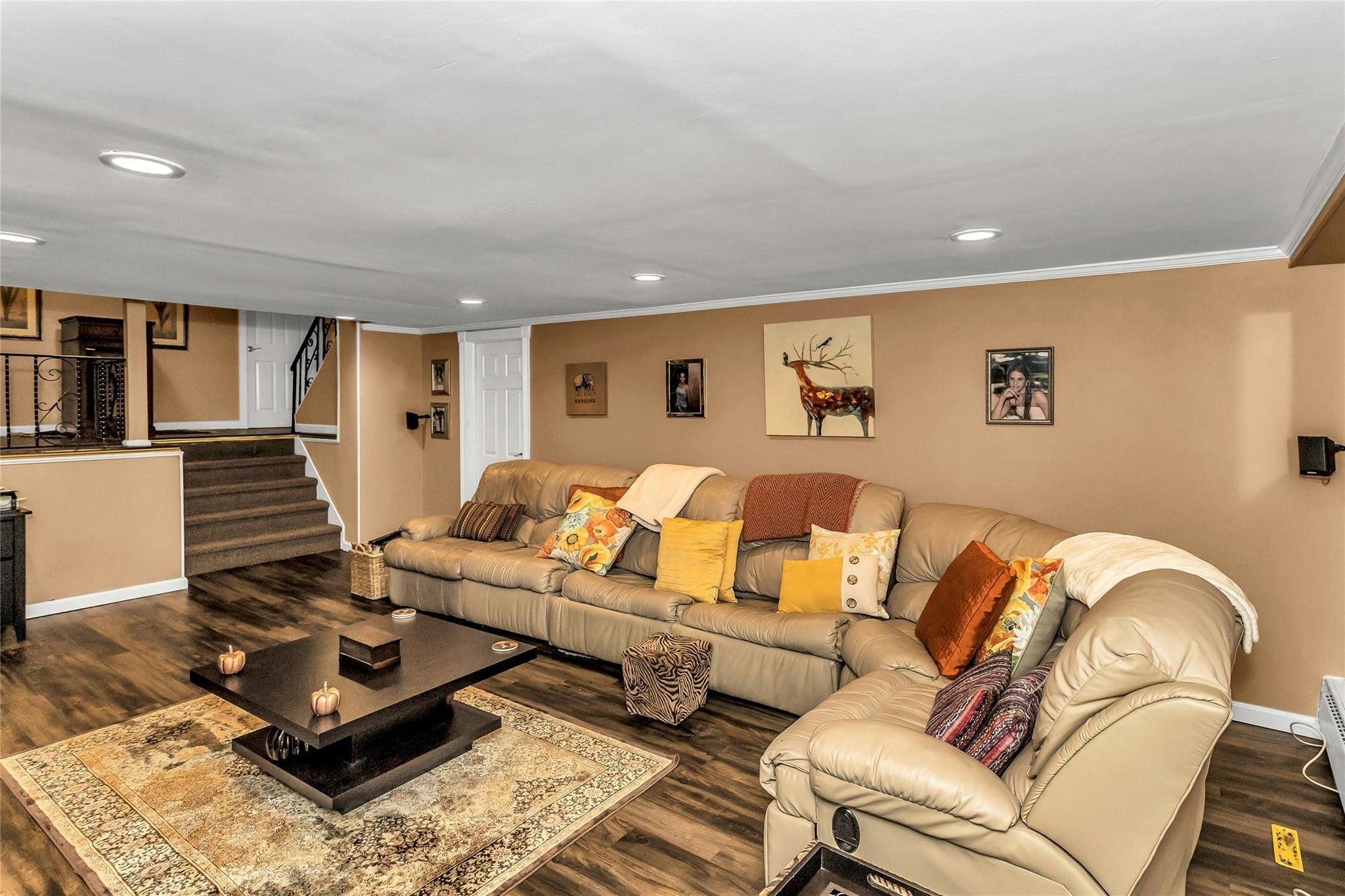 31 Elmwood Court, Plainview, New York image 12