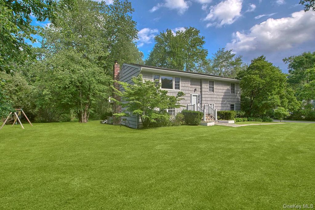 Photo of 9 Oak Hill Road, Chappaqua, NY 10514 (MLS # 1013321)
